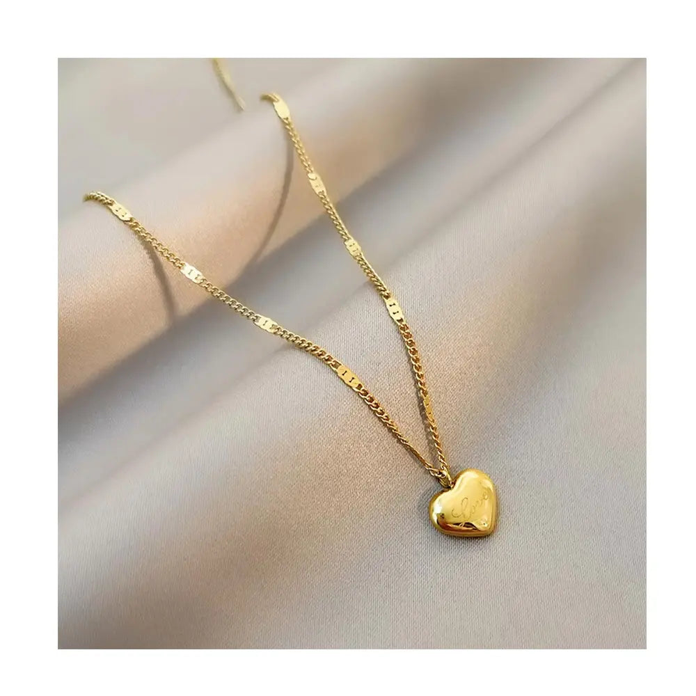 "Elegancia Diaria:  Dos Collares de Corazón que Enamoran"