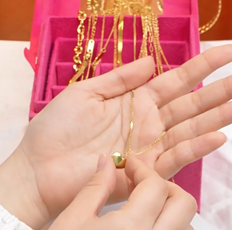 "Elegancia Diaria:  Dos Collares de Corazón que Enamoran"