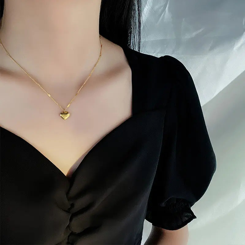 "Elegancia Diaria:  Dos Collares de Corazón que Enamoran"