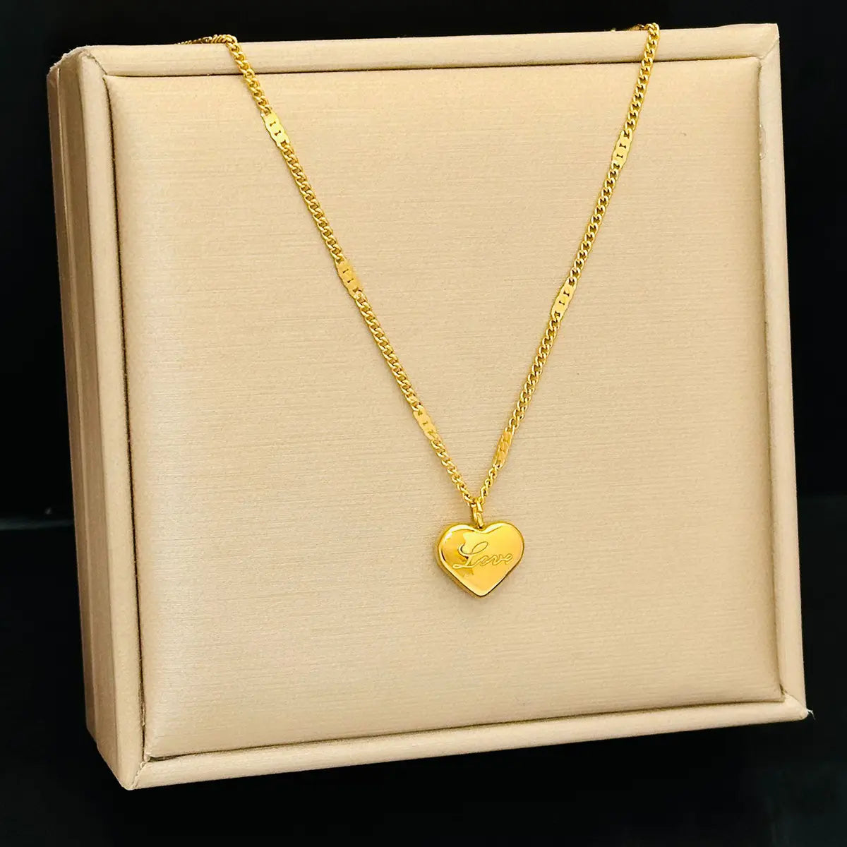 "Elegancia Diaria:  Dos Collares de Corazón que Enamoran"