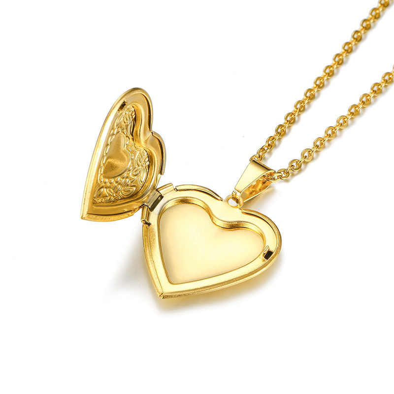 "Elegancia Diaria:  Dos Collares de Corazón que Enamoran"
