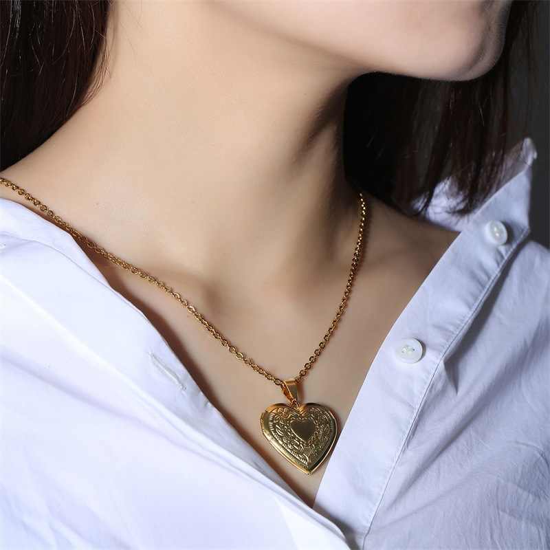 "Elegancia Diaria:  Dos Collares de Corazón que Enamoran"